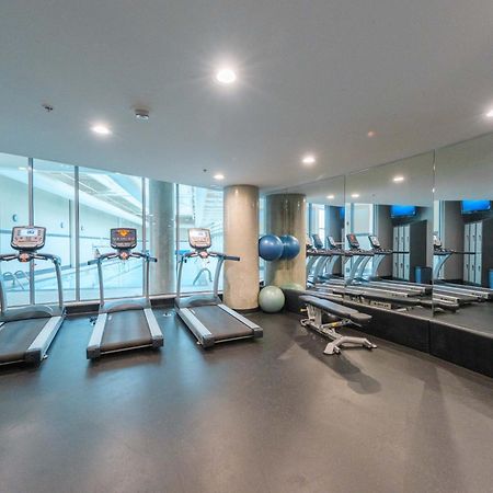 Central 1-Bedroom Apartment With Pool, Jacuzzi & Sauna Vancouver Esterno foto