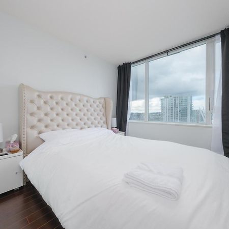 Central 1-Bedroom Apartment With Pool, Jacuzzi & Sauna Vancouver Esterno foto