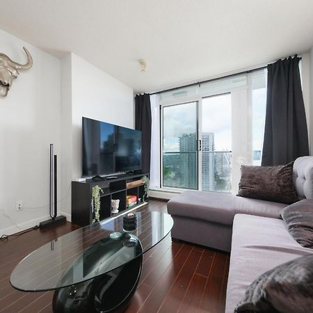 Central 1-Bedroom Apartment With Pool, Jacuzzi & Sauna Vancouver Esterno foto