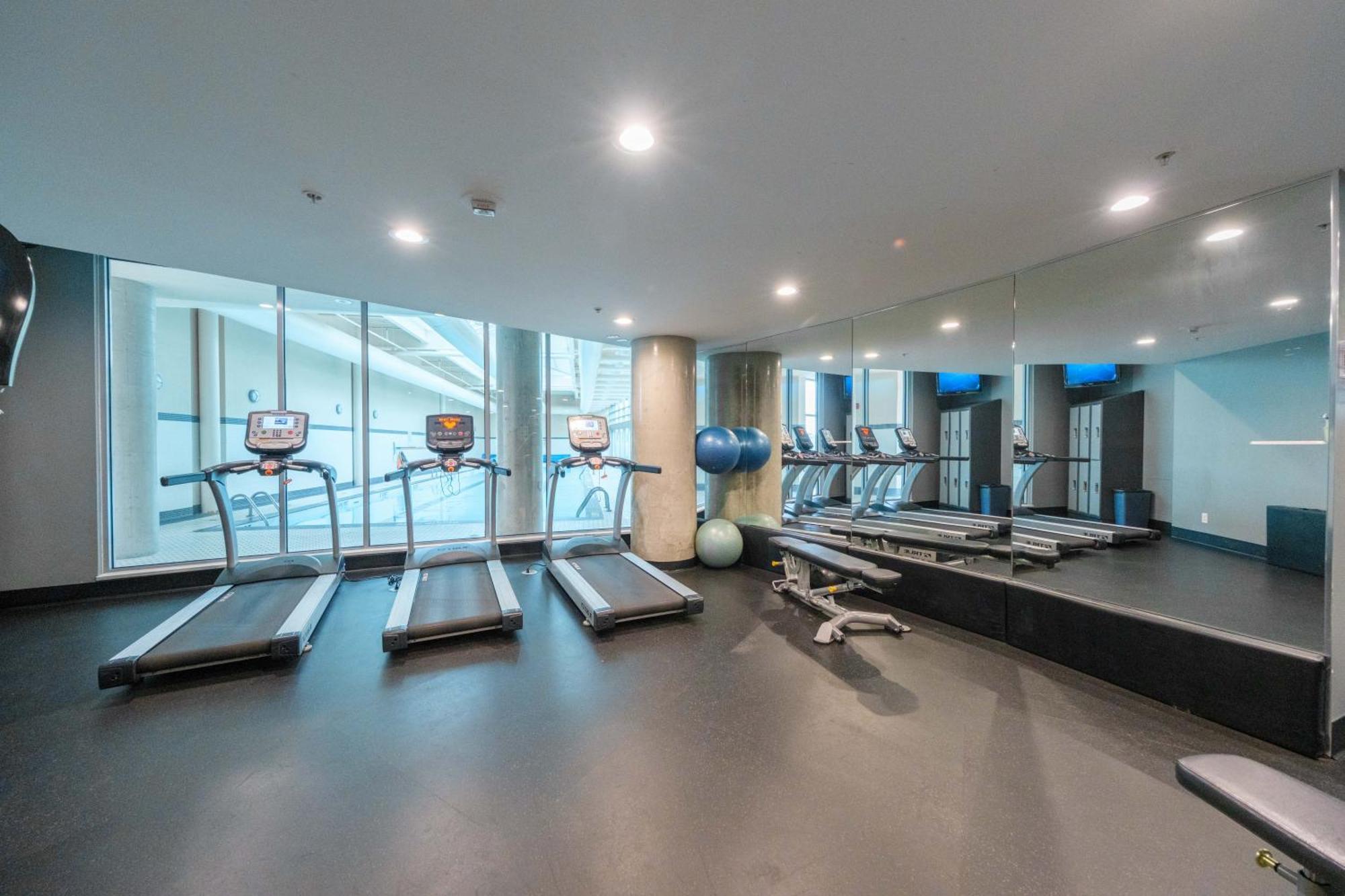 Central 1-Bedroom Apartment With Pool, Jacuzzi & Sauna Vancouver Esterno foto