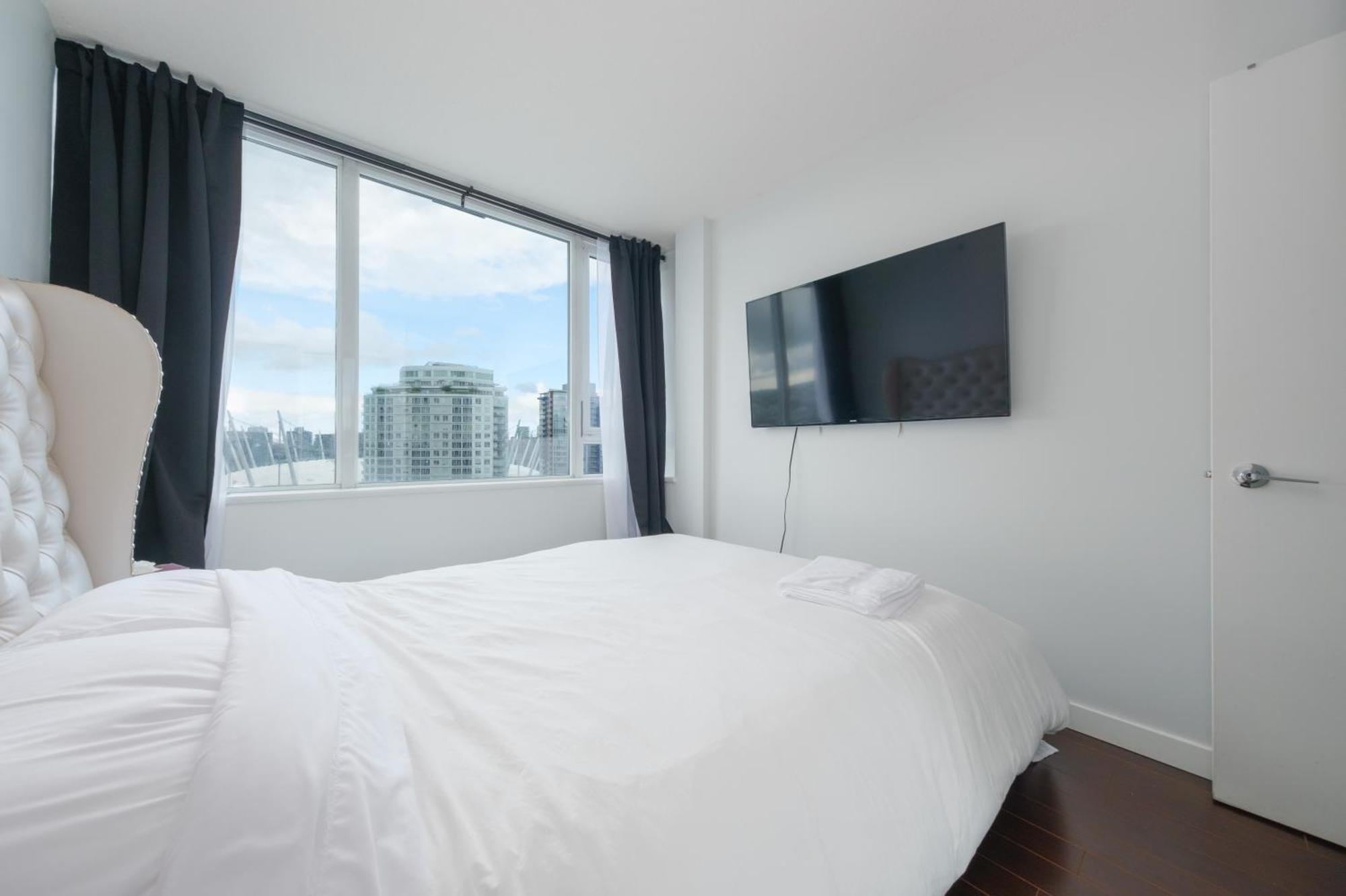 Central 1-Bedroom Apartment With Pool, Jacuzzi & Sauna Vancouver Esterno foto