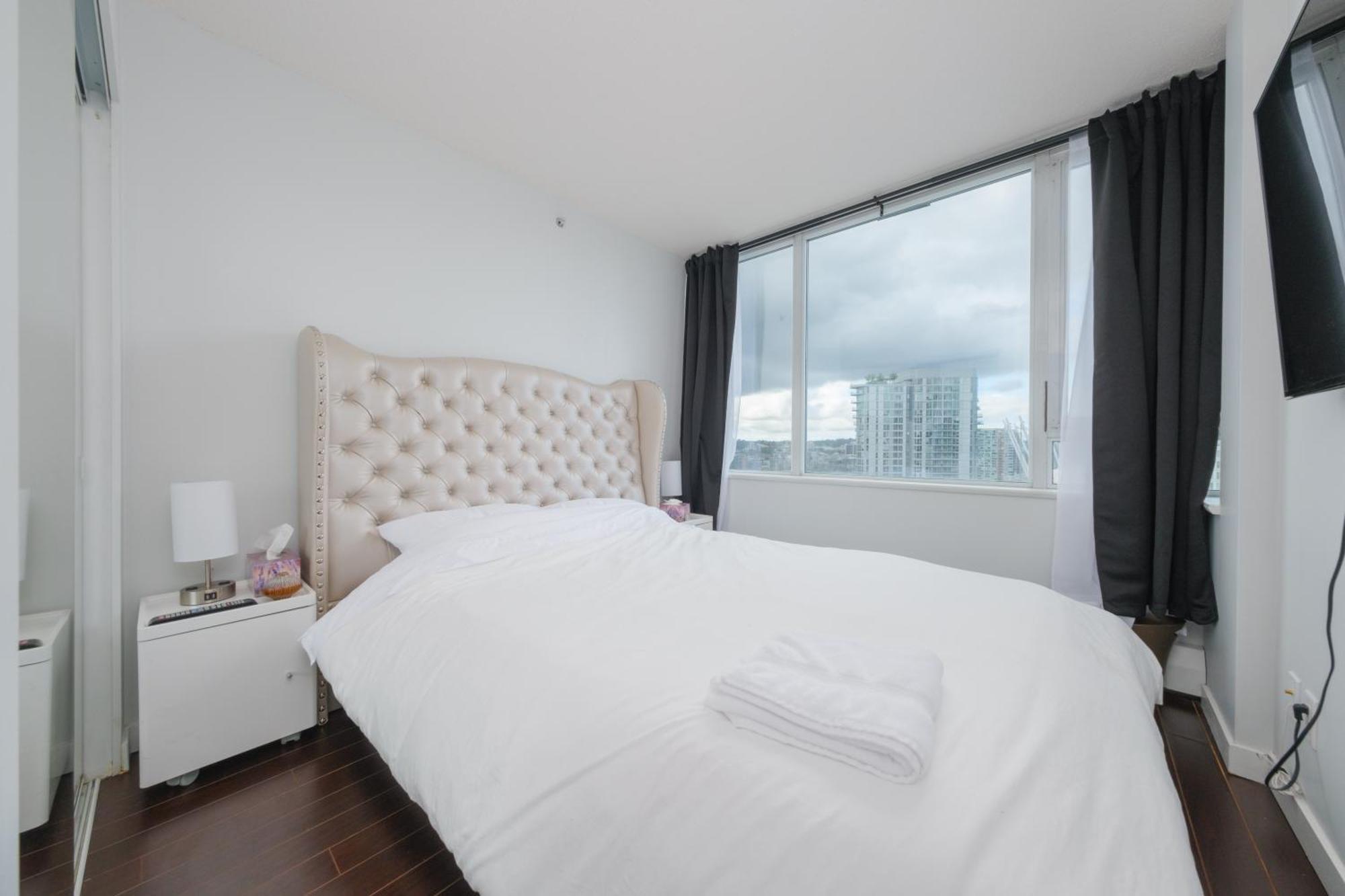 Central 1-Bedroom Apartment With Pool, Jacuzzi & Sauna Vancouver Esterno foto