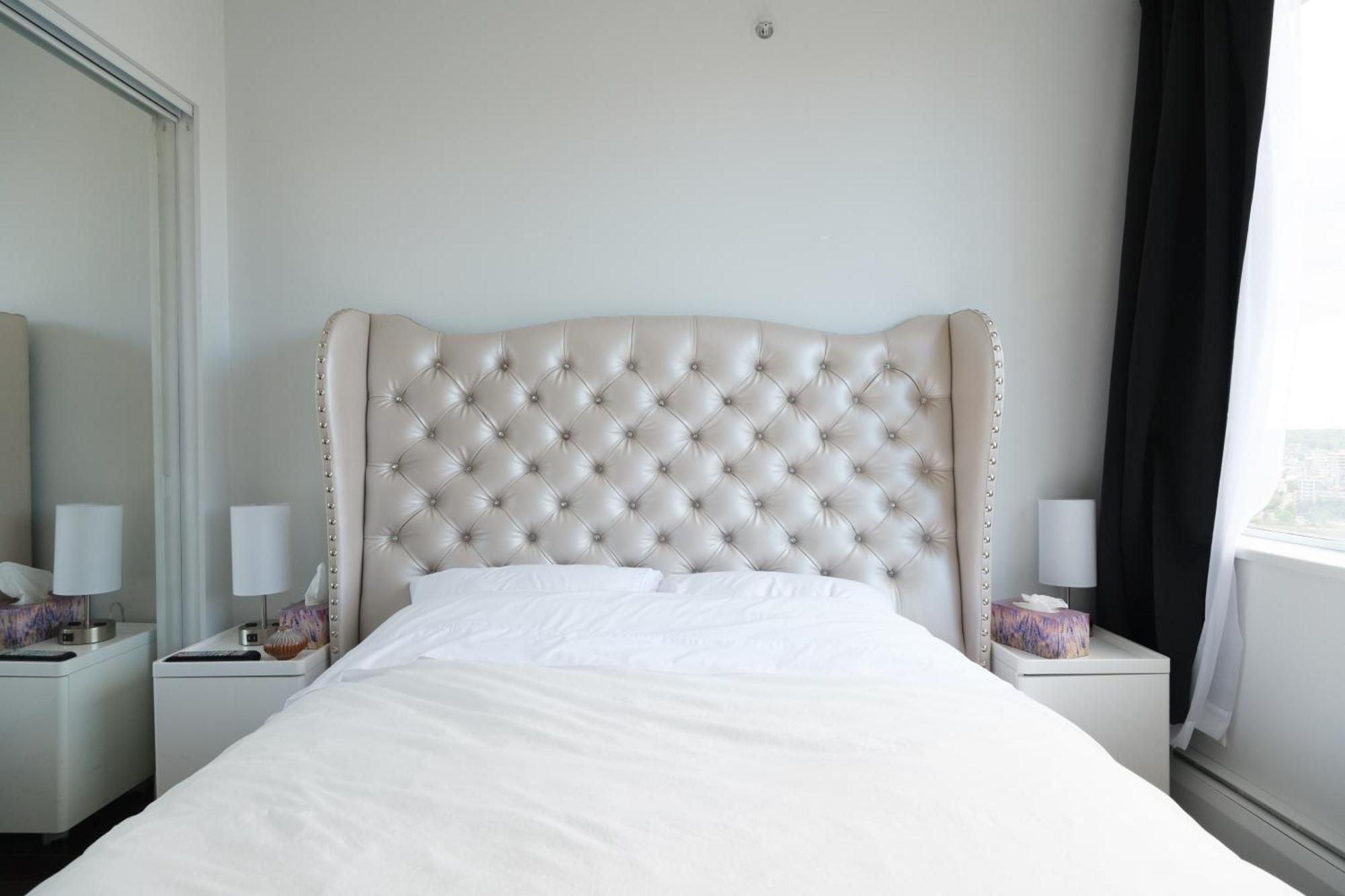 Central 1-Bedroom Apartment With Pool, Jacuzzi & Sauna Vancouver Esterno foto