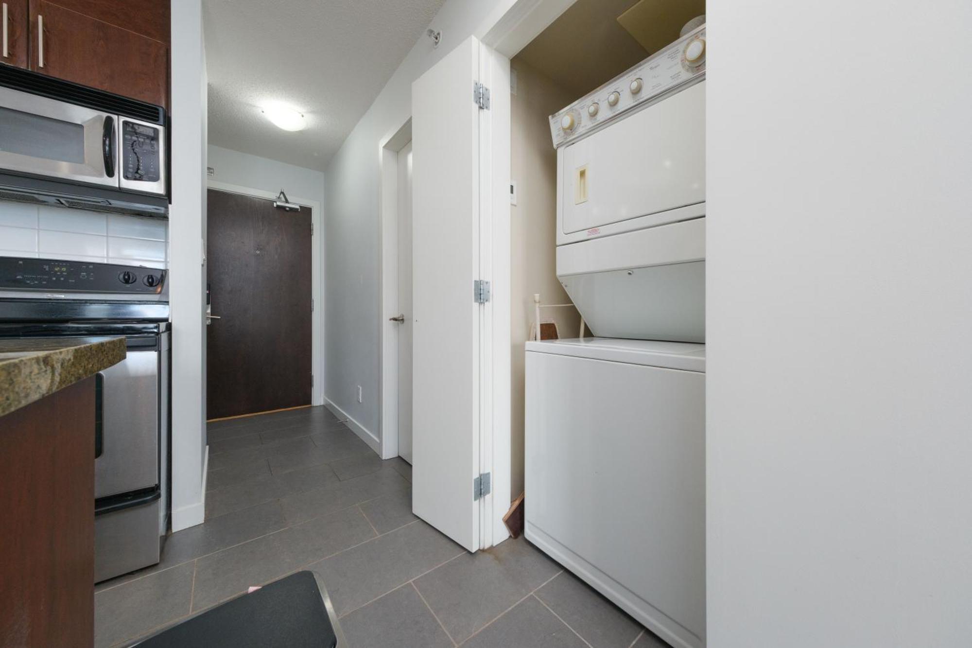 Central 1-Bedroom Apartment With Pool, Jacuzzi & Sauna Vancouver Esterno foto