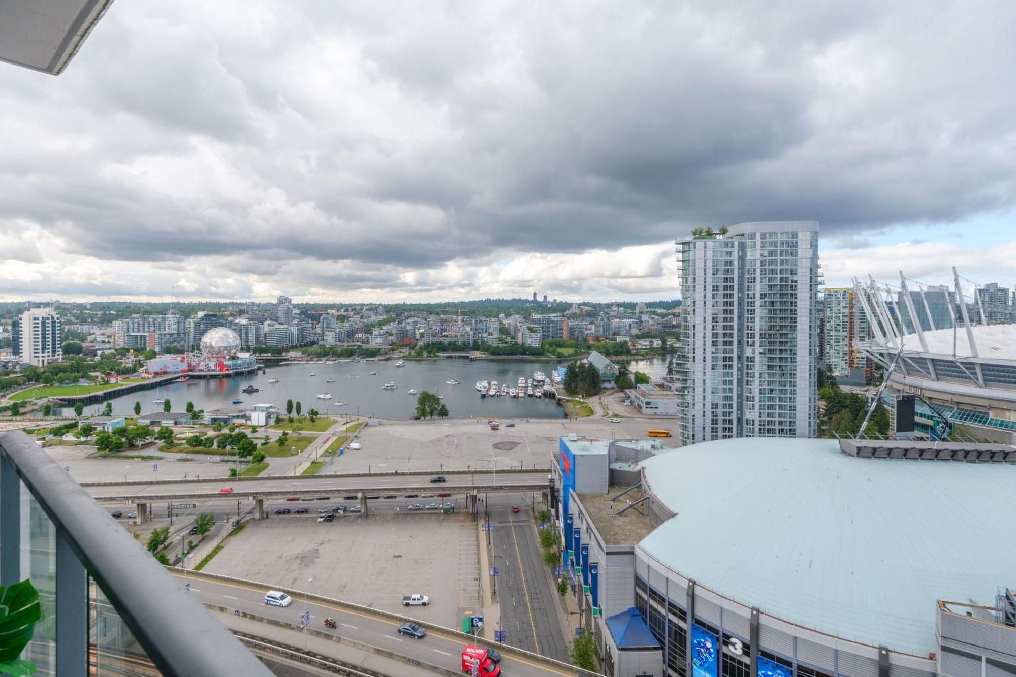 Central 1-Bedroom Apartment With Pool, Jacuzzi & Sauna Vancouver Esterno foto