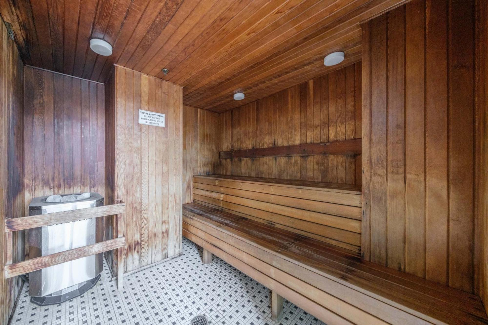 Central 1-Bedroom Apartment With Pool, Jacuzzi & Sauna Vancouver Esterno foto