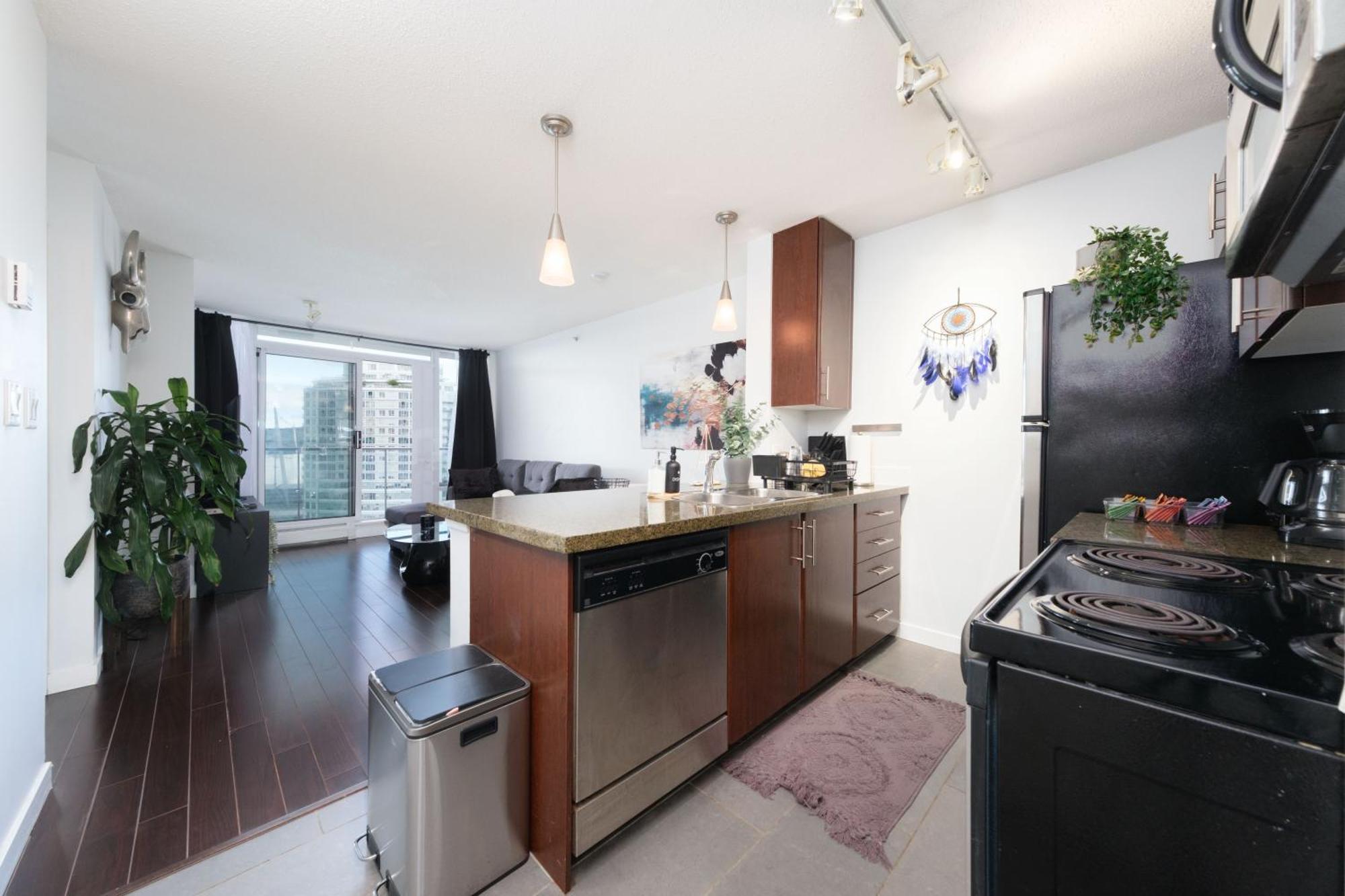 Central 1-Bedroom Apartment With Pool, Jacuzzi & Sauna Vancouver Esterno foto