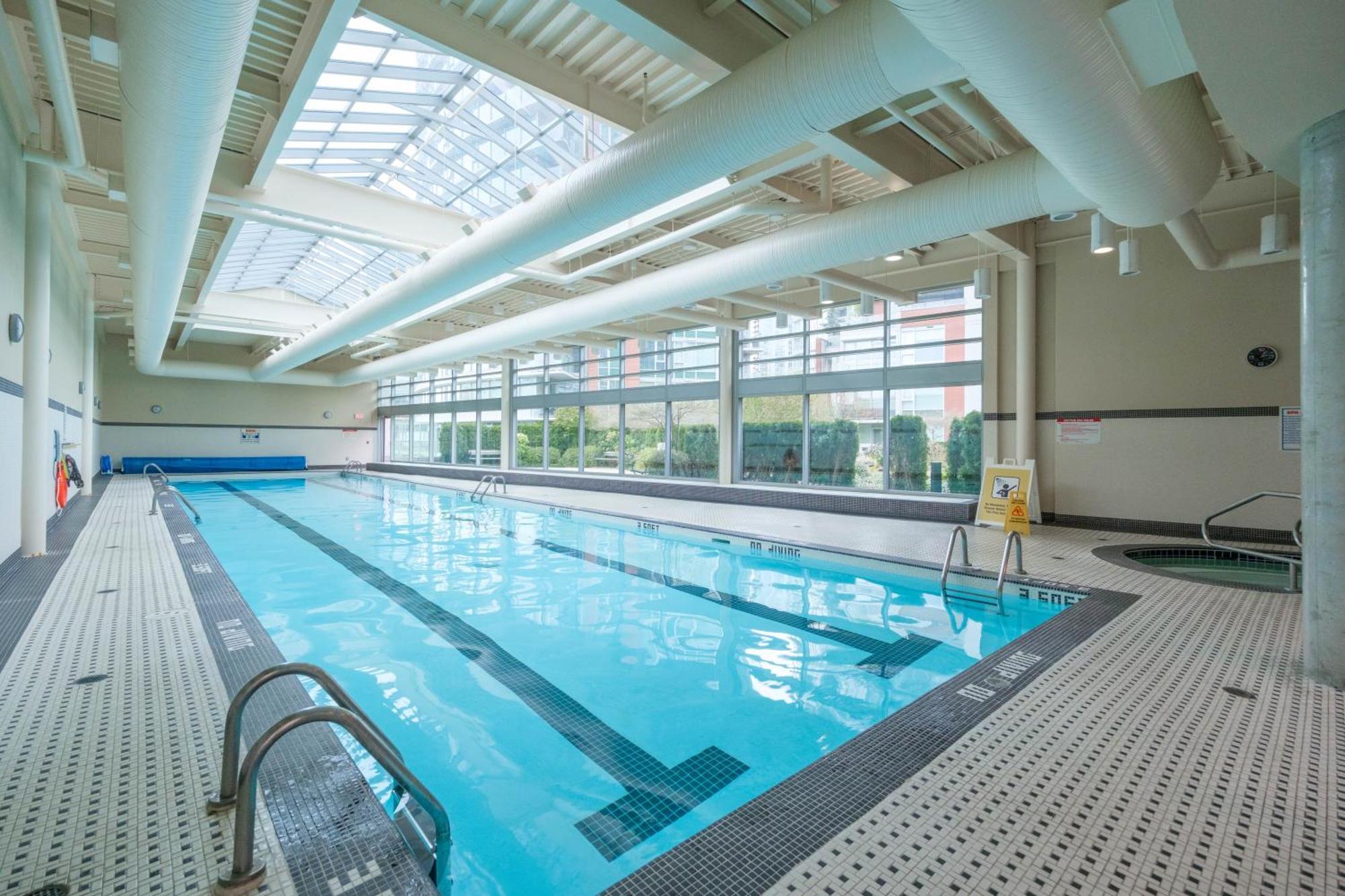 Central 1-Bedroom Apartment With Pool, Jacuzzi & Sauna Vancouver Esterno foto