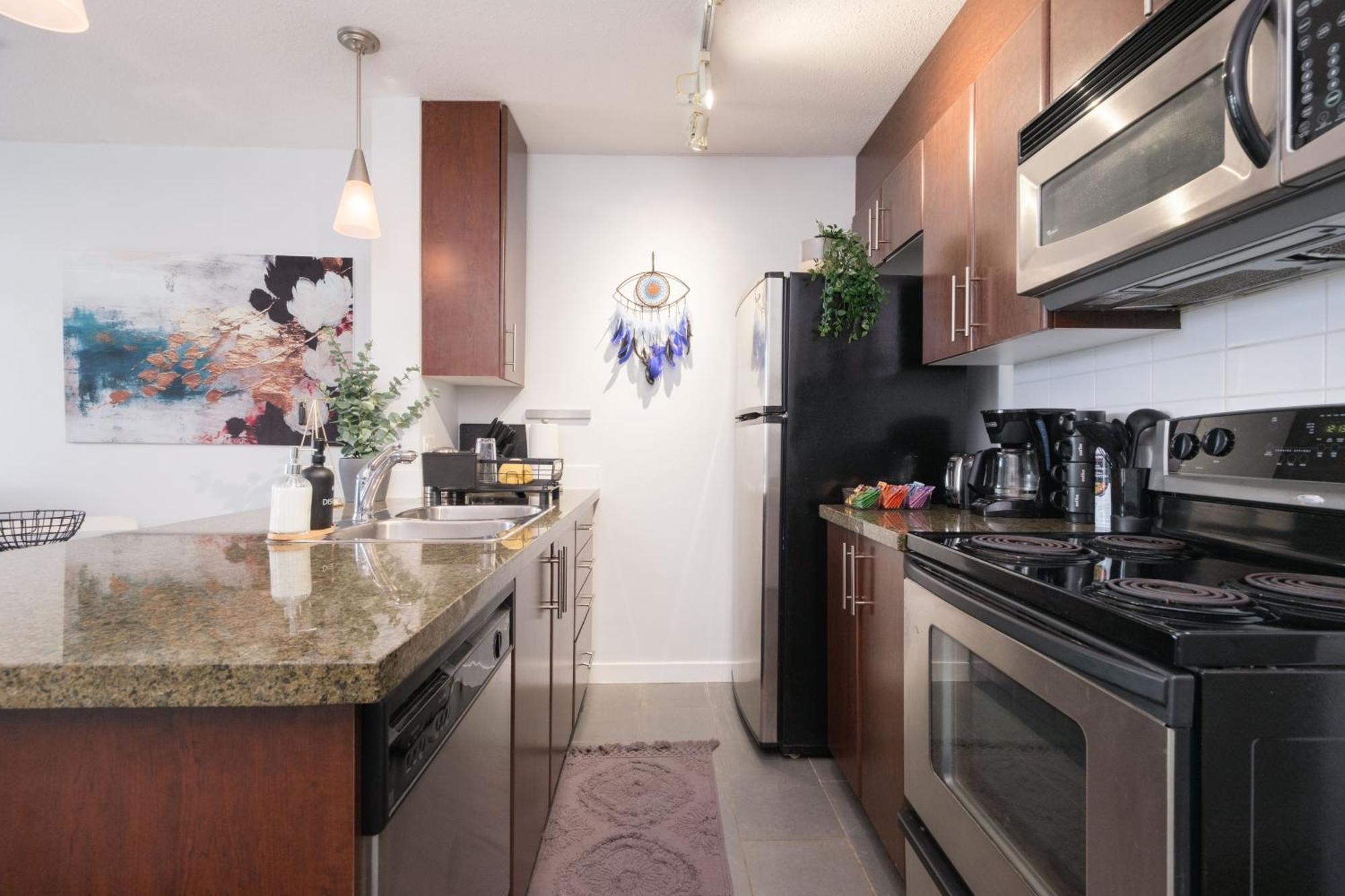 Central 1-Bedroom Apartment With Pool, Jacuzzi & Sauna Vancouver Esterno foto